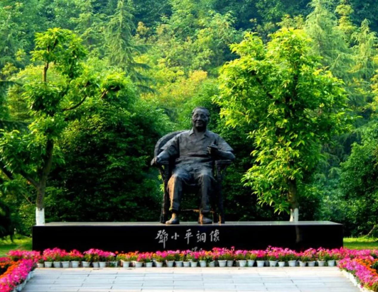 邓小平铜像广场