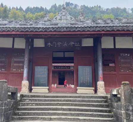 徐向前题写馆名的木门会议旧址正门