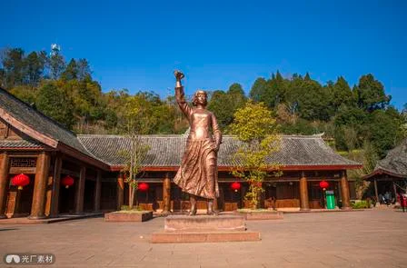 赵一曼故居内的英雄塑像